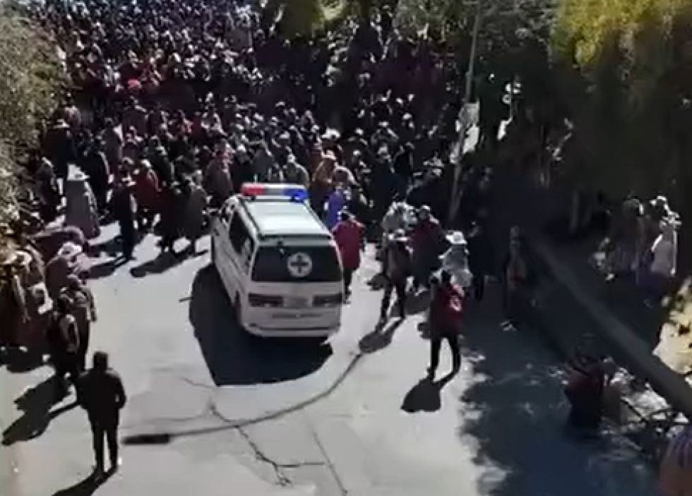 Bloqueadores frenan y lanzan piedras a una ambulancia en la autopista La Paz - El Alto