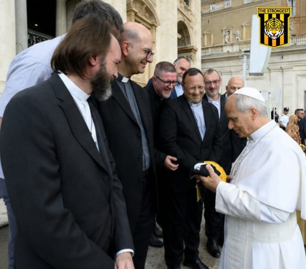 Sacerdote hincha del club The Strongest regala una camiseta al papa León XIV 