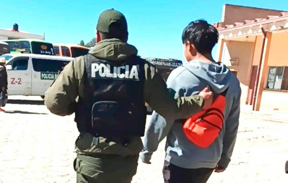 Cae adolescente tras reclamar una narcoencomienda enviada a Potosí