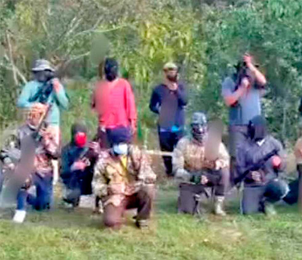 Grupo armado amenaza a los policías y militares