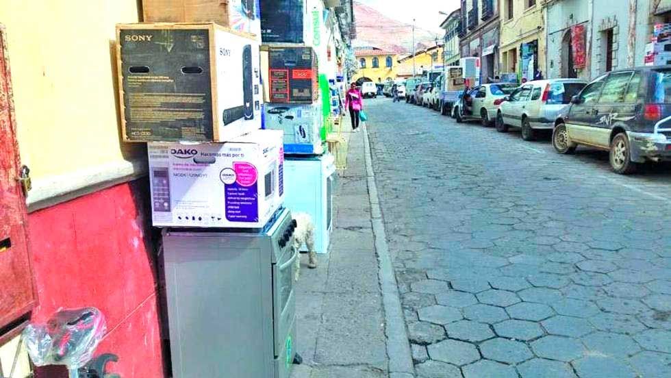 Alcaldía quiere despejar las aceras para la libre circulación de la gente
