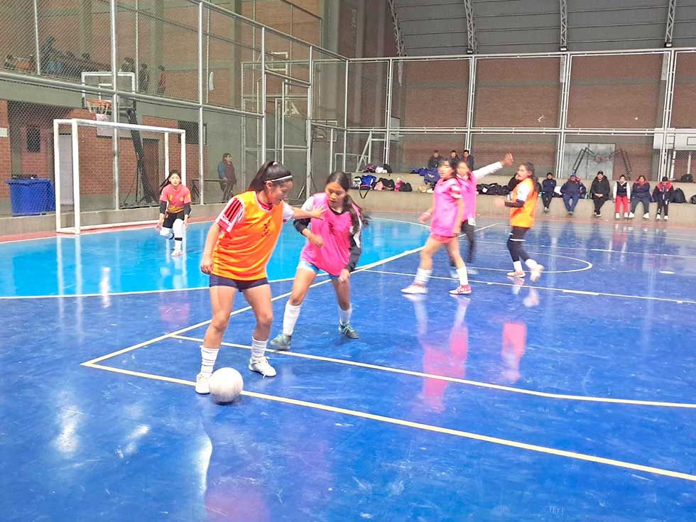 El técnico de la selección potosina de futsal trabaja en el trato del balón de sus dirigidas