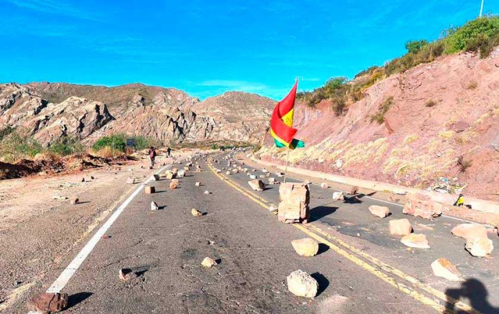 Los bloqueos viales no logran  aislar completamente a Potosí