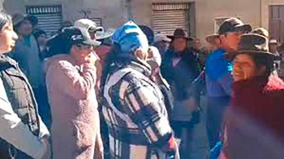 Denuncian que “pagados y obligados” realizan los bloqueos de caminos