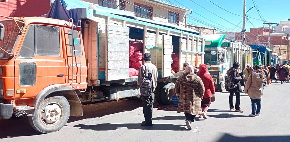 Camiones llegan superando los bloqueos y hay venta directa