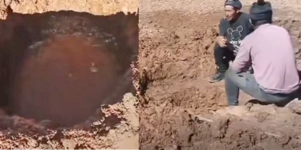 La falta de agua obliga a transportistas varados por bloqueos a cavar un pozo en la ruta La Paz-Oruro