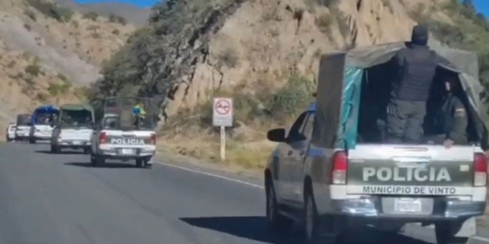Policía y FFAA activan operativo para despejar la ruta entre Cochabamba con el occidente