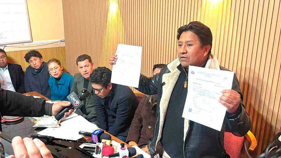 Denuncian que empresa se adjudicó  desayuno 2025 con documento falso