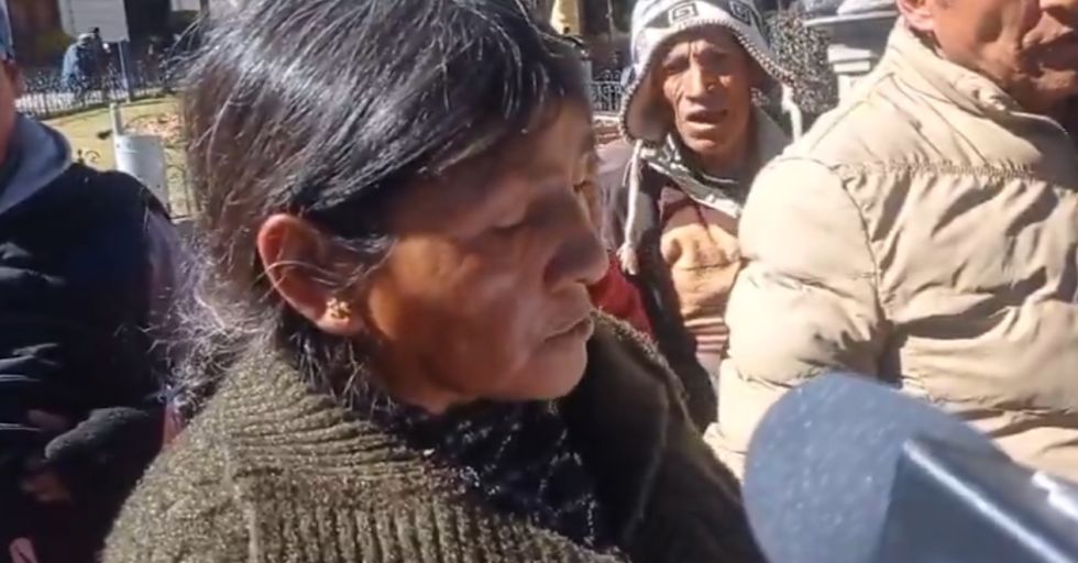 Comerciantes de verduras bloquean la Alcaldia y demandan ley de asentamiento