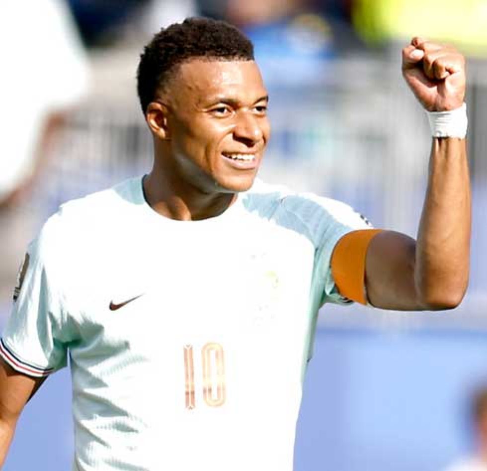 Mpbappé sigue  como sombra  a Lionel Messi