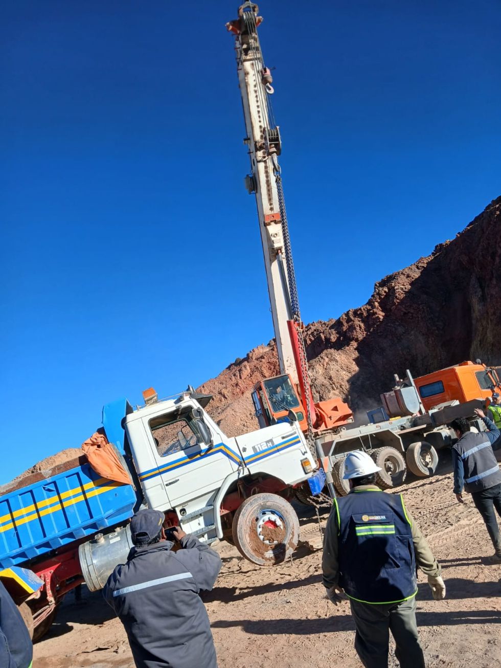 Rescatan una volqueta cuando se deslizaba en hundimiento del Cerro Rico