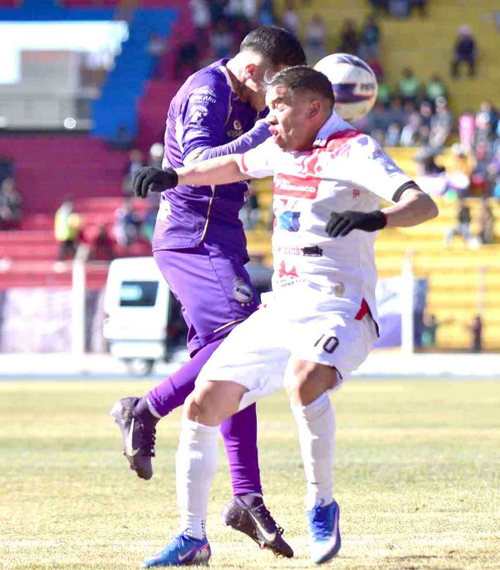 Los jugadores se disputan la pelota.