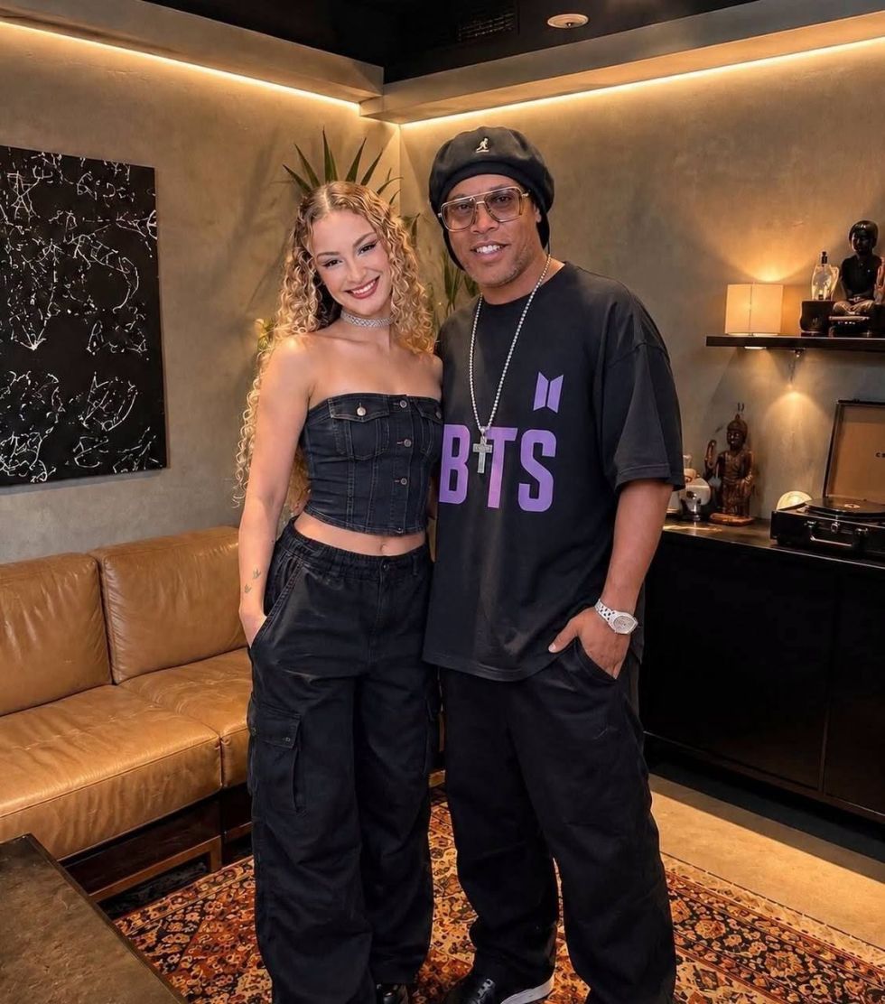 Ronaldiño usando una polera representativa del grupo
