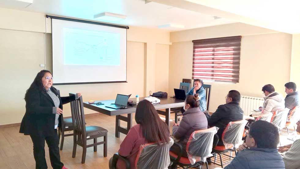 Socializan con salubristas el uso de plataforma digital de atención en salud