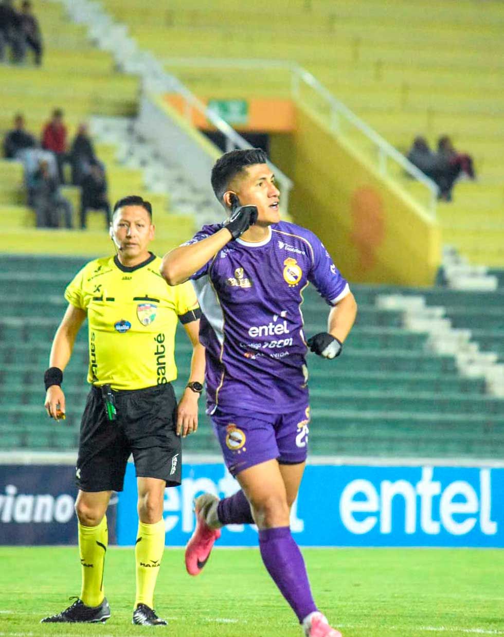 El jugador de Real Potosí, Luis Ali, celebra su gol.