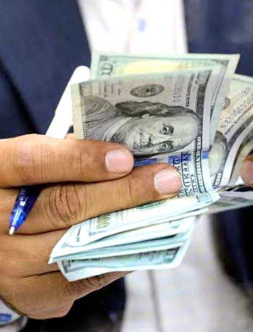 El dólar pasa la barrera de los Bs 12 y BCB habla de intervenir el mercado