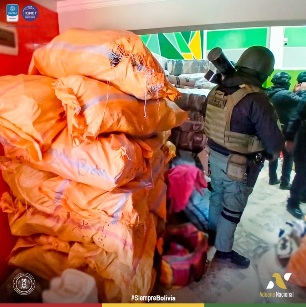 Aduana Nacional decomisa siete toneladas de prendería usada de contrabando en operativo realizado en Oruro