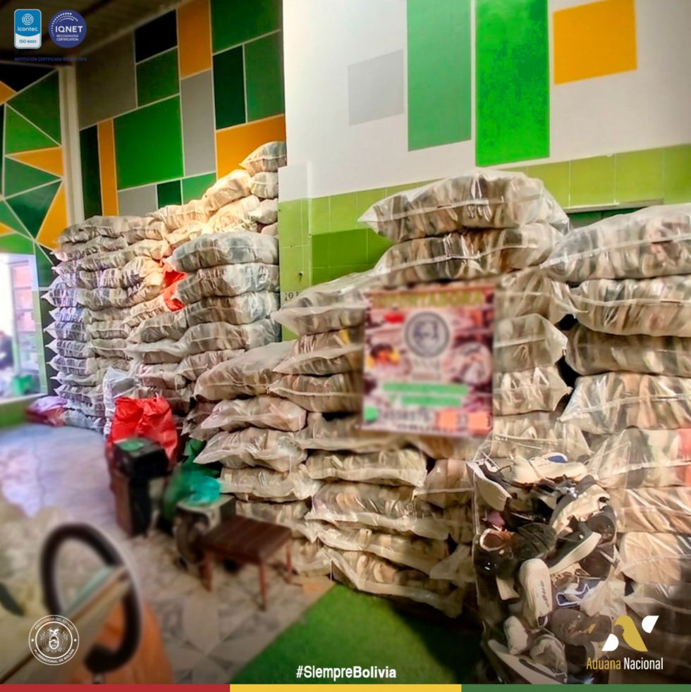 Aduana Nacional decomisa siete toneladas de prendería usada de contrabando en operativo realizado en Oruro