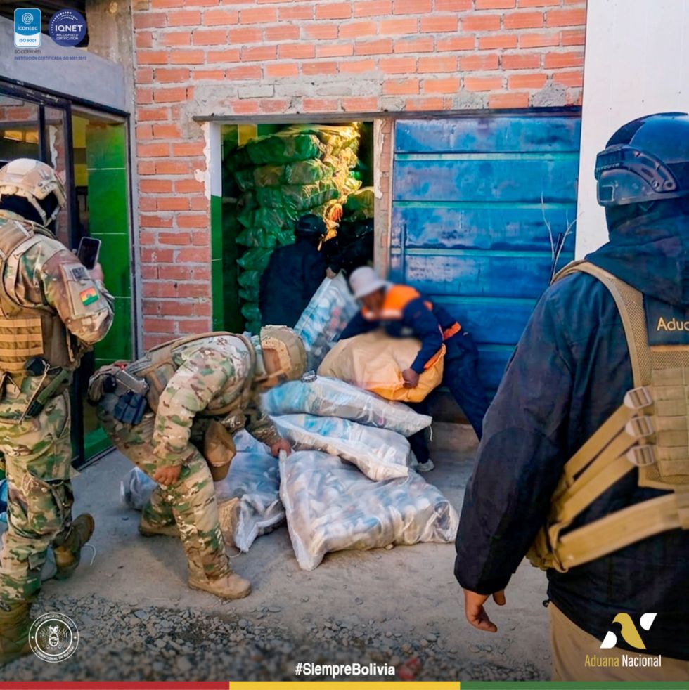 Aduana Nacional decomisa siete toneladas de prendería usada de contrabando en operativo realizado en Oruro