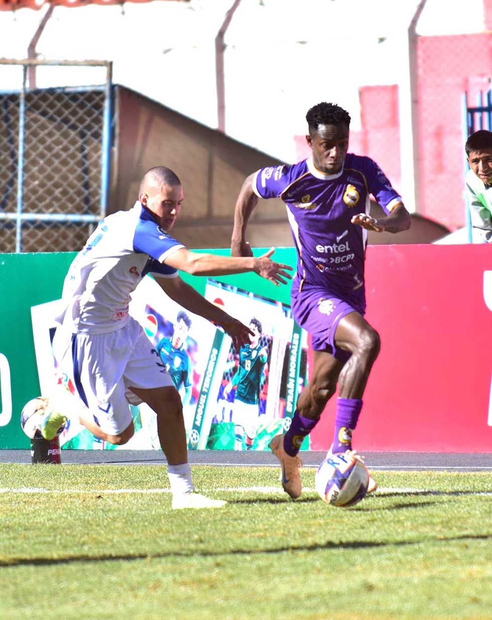 El defensor de Real Potosí, Kevin Villegas, controla la pelota.