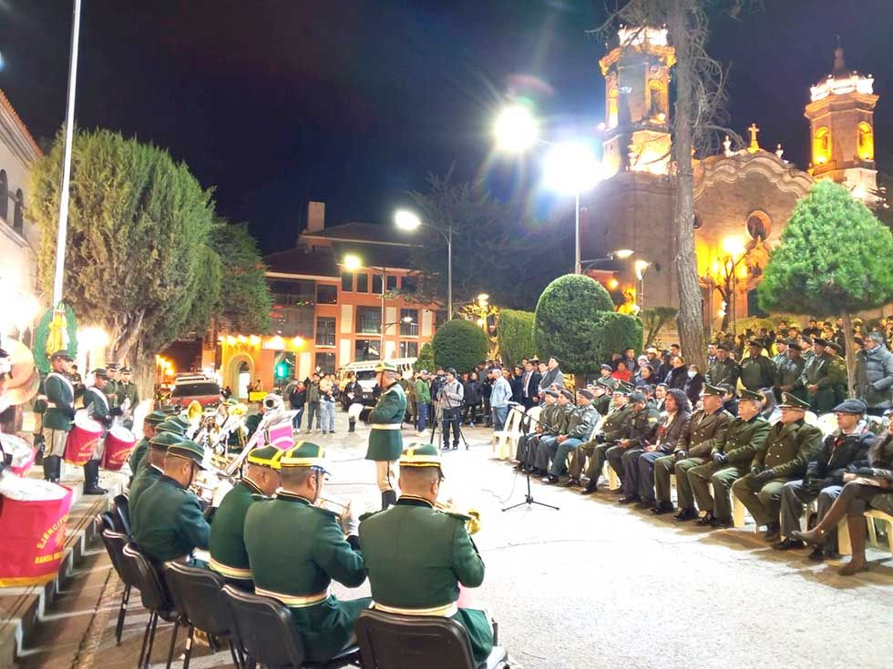 Retreta deleitó al público en homenaje a la Patria
