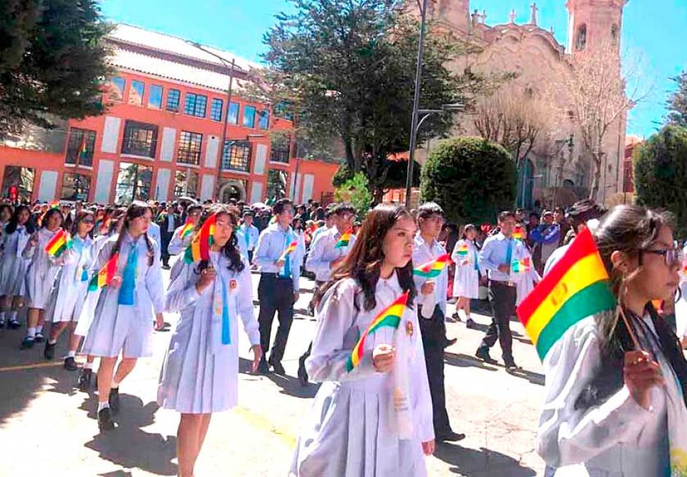 Los bachilleres de 68 unidades educativas abren desfile patrio
