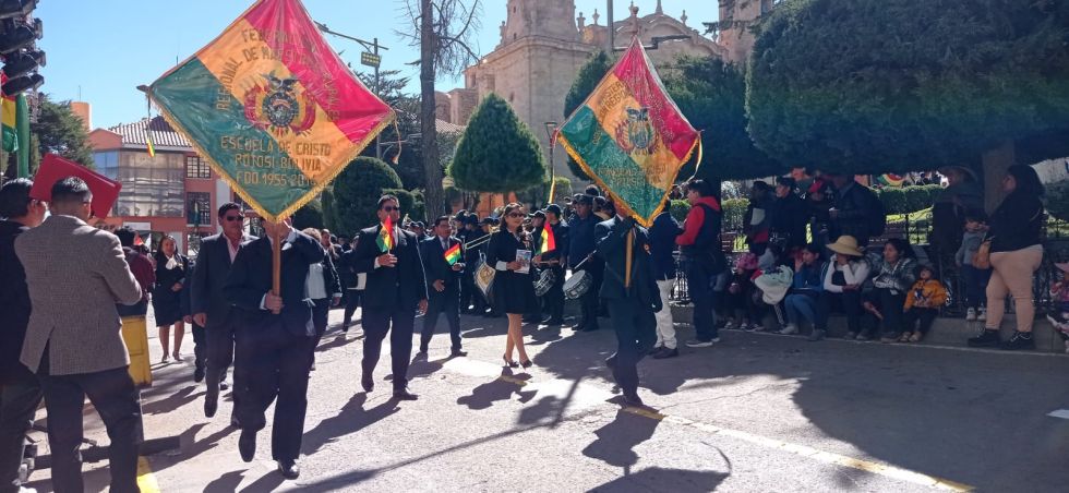 6 de agosto: Estudiantes de 68 unidades educativas de la ciudad participan del desfile escolar 