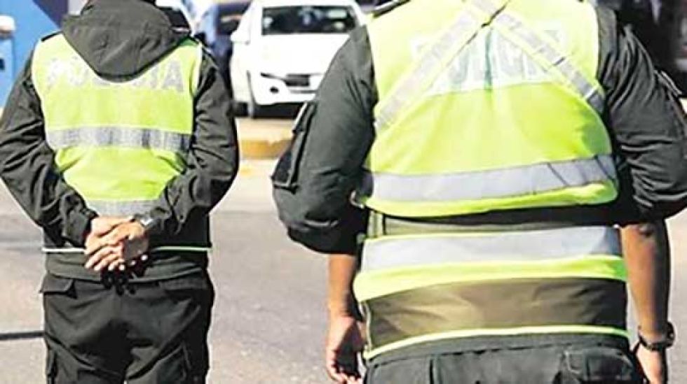 Tres policías van a prisión mientras investigan qué  arma mató a Simón