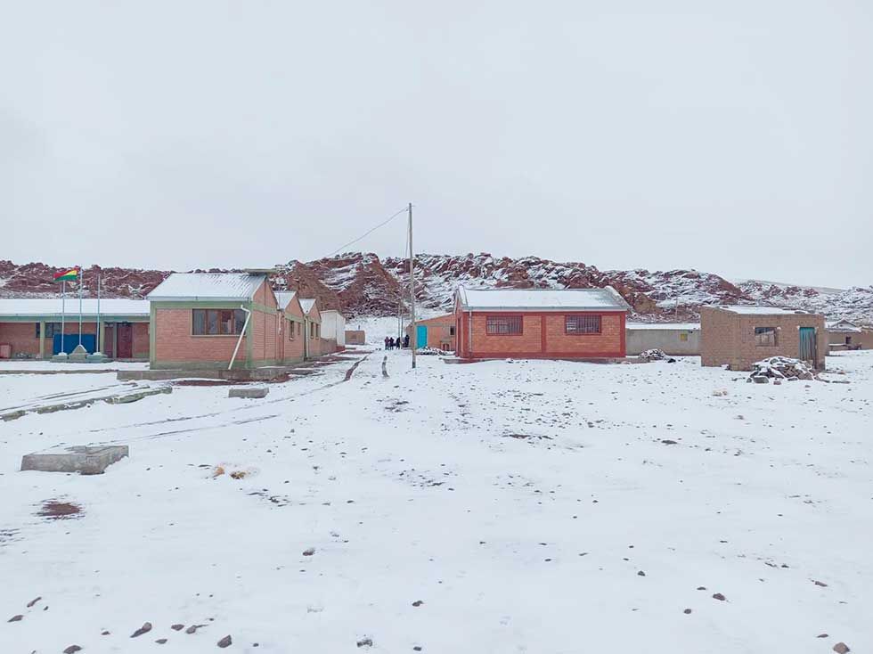 Autoridades escolares recomiendan cuidados ante el frío por nevadas