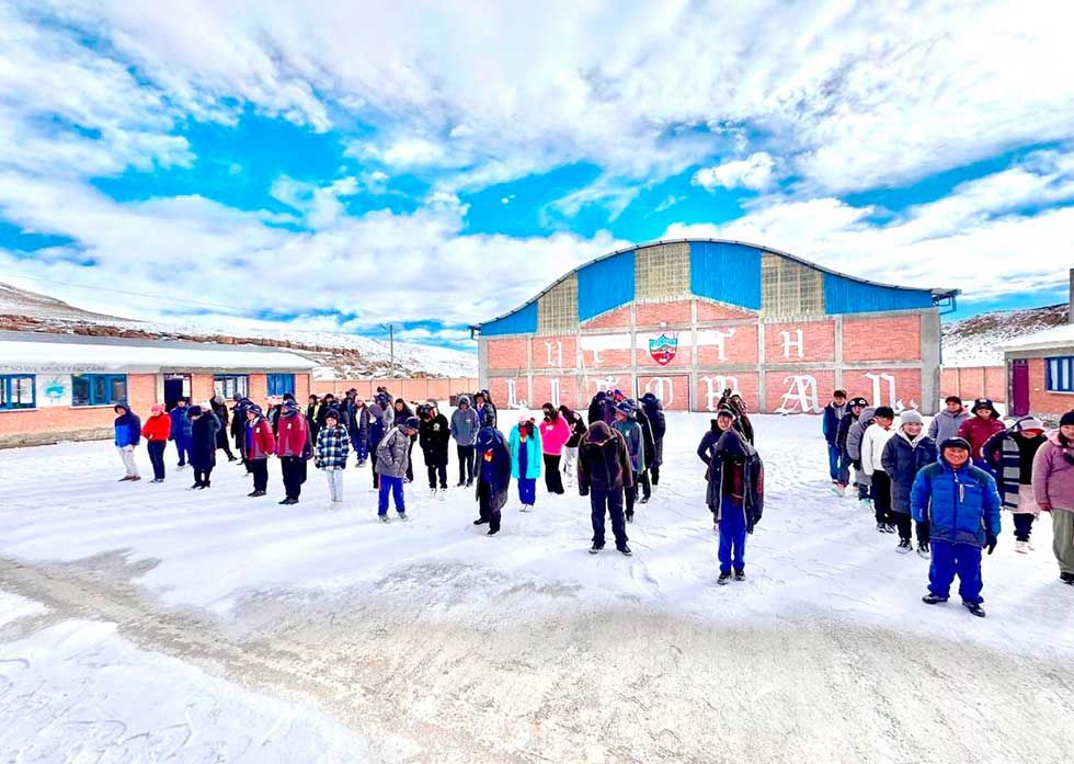 El frío tras nevada no frena a la educación en el sudoeste potosino