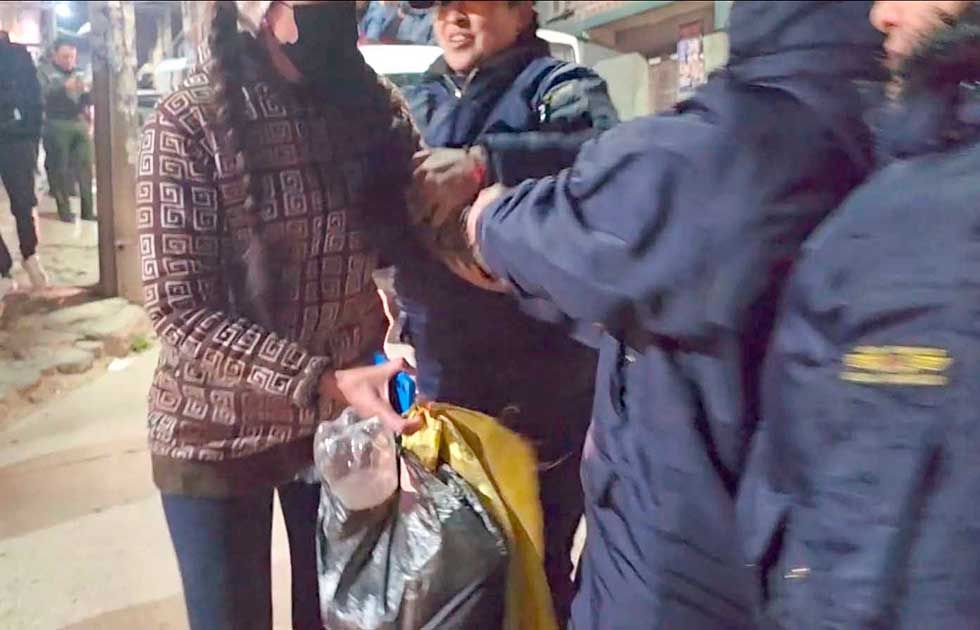 Detienen a personas que dejan basura en las calles de la ciudad