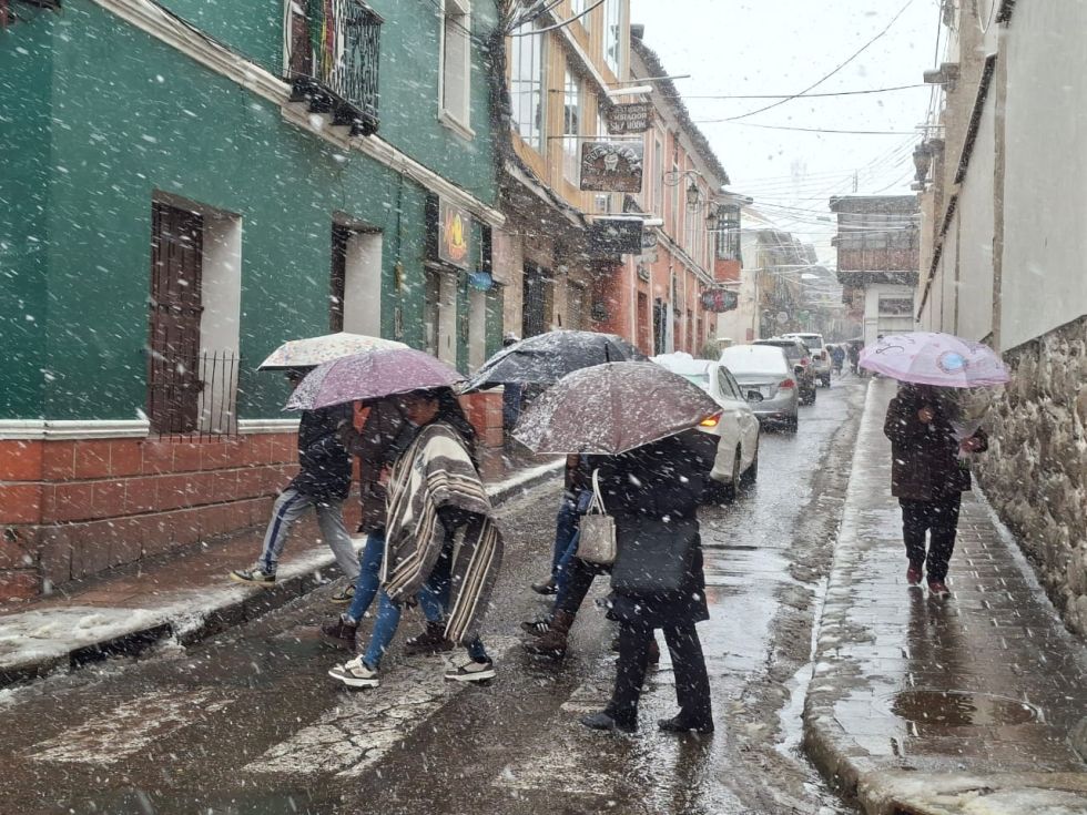Nevadas dejan anegamientos y caída de cables en a ciudad de Potosí