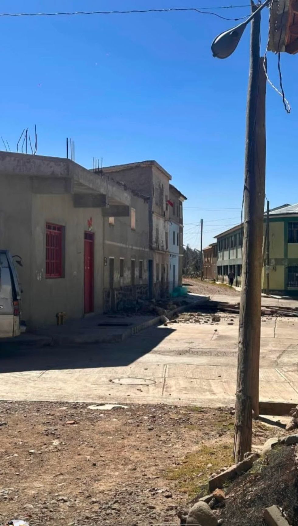 Se reportó caída de árboles, techos arrancados, vehículos dañados, además de muros caídos.