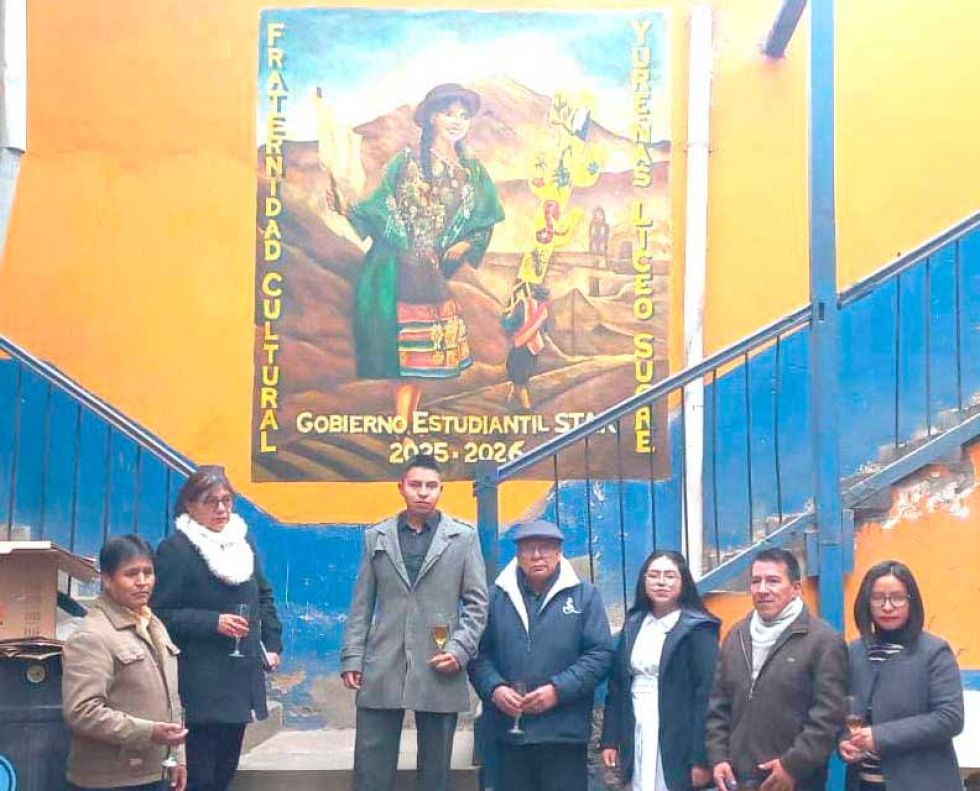 Artista presenta mural en el Liceo Sucre por Ch'utillos