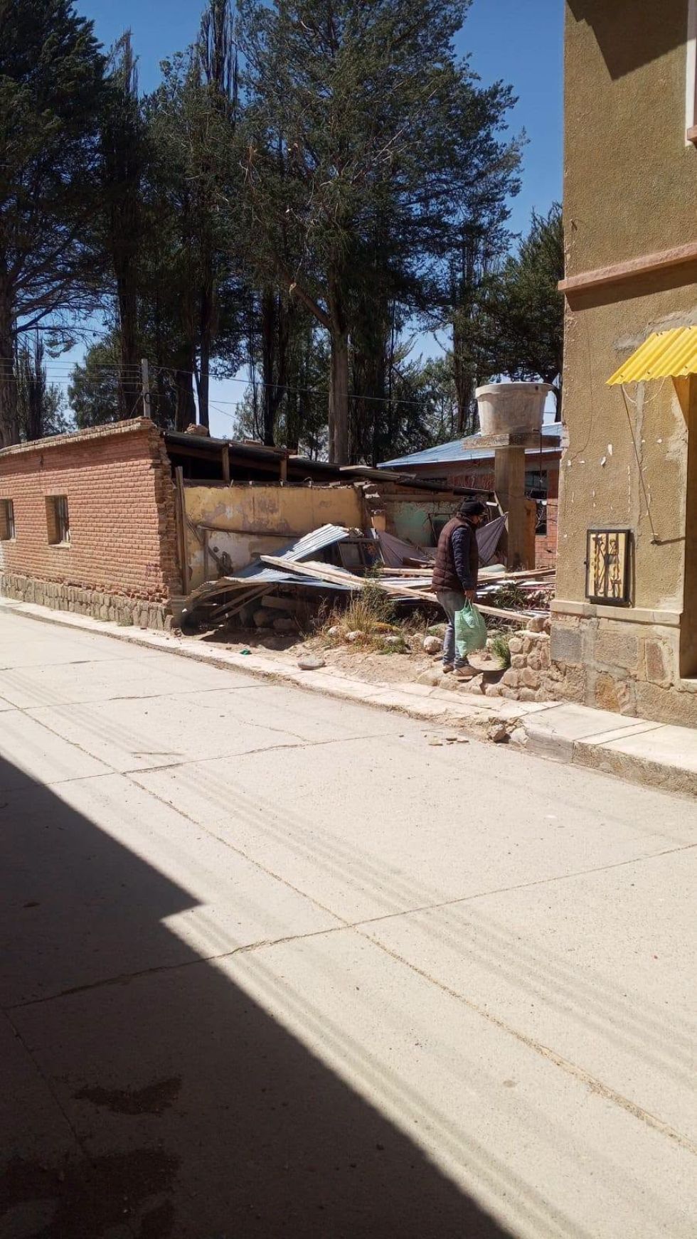 Se reportó caída de árboles, techos arrancados, vehículos dañados, además de muros caídos.