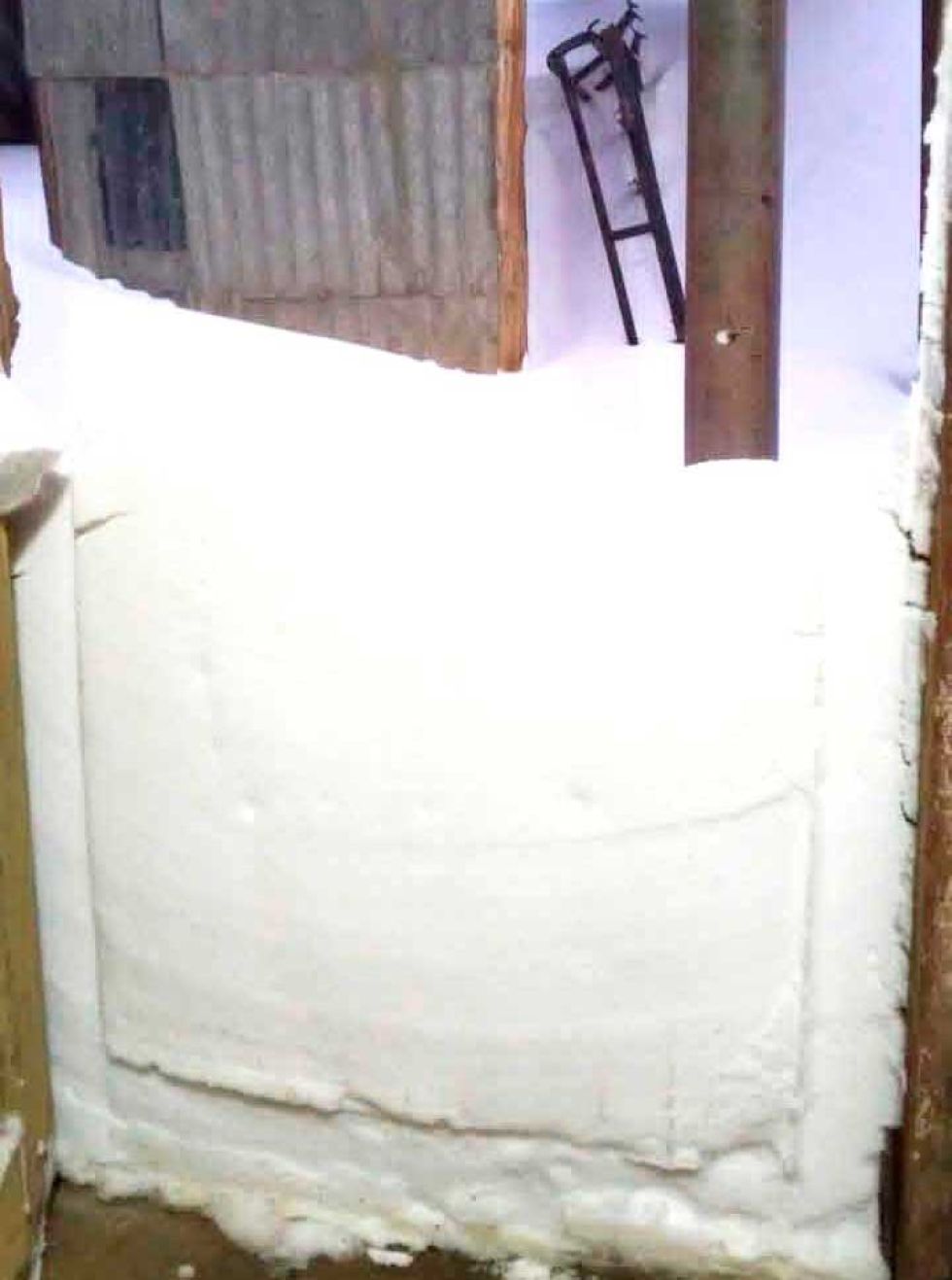 La nieve sepulta viviendas  e impide acceso a minera  