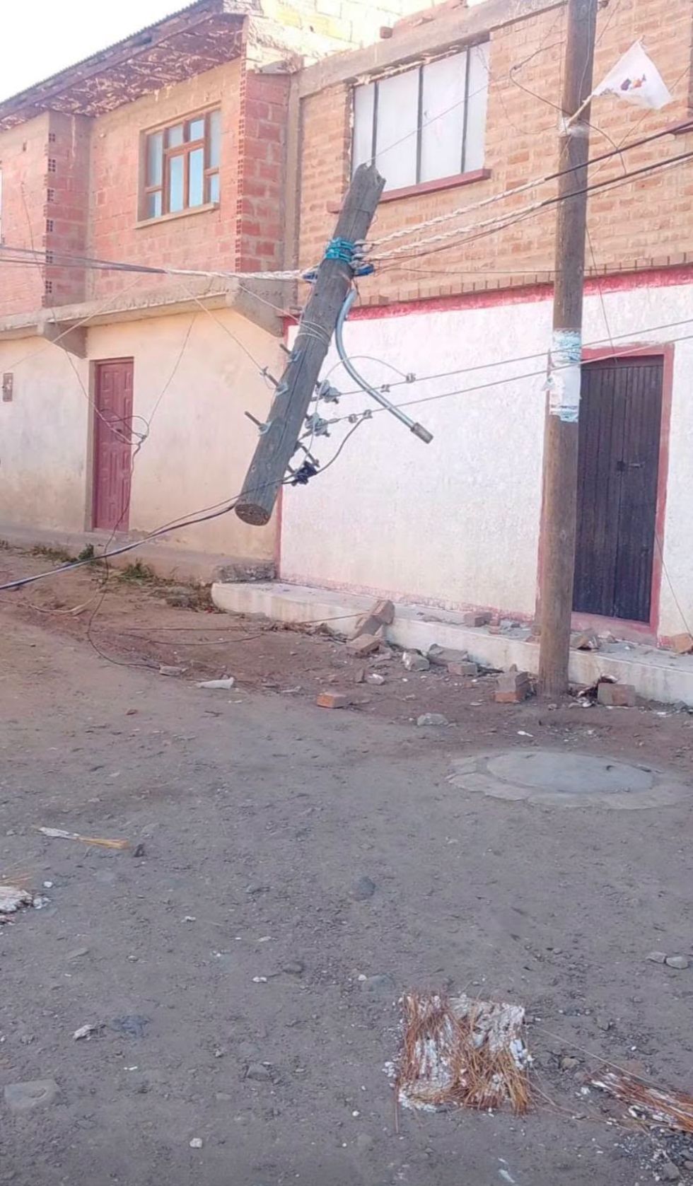 Se reportó caída de árboles, techos arrancados, vehículos dañados, además de muros caídos.
