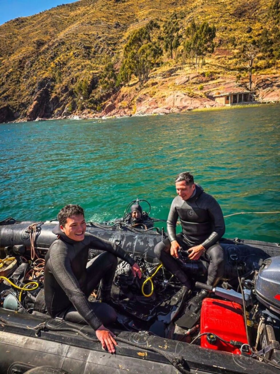 Instructores del Centro de Instrucción de Buceo en Altura de la Armada Boliviana durante una jornada de preparación para las inmersiones en el Titicaca. 