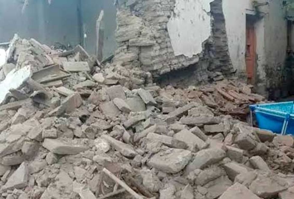 Reportan un deceso por caída de muro en Yura por los vientos