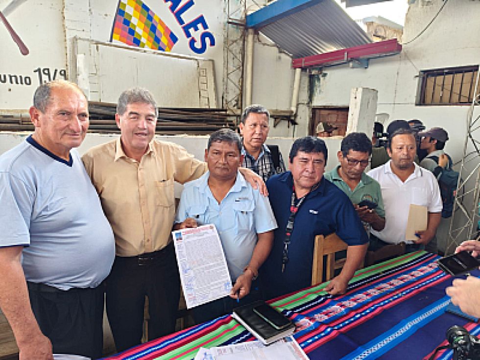 Gobierno y sectores de Yapacaní firman acuerdo para evitar bloqueos