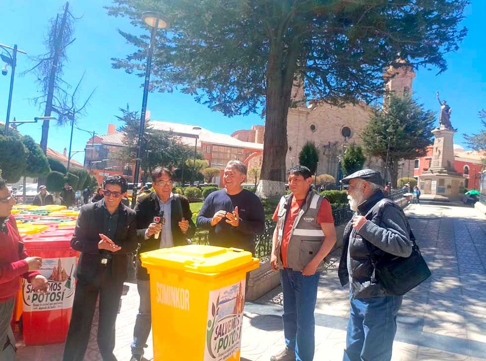 Empresa minera dona a EMAP carritos para recojo de basura en las calles