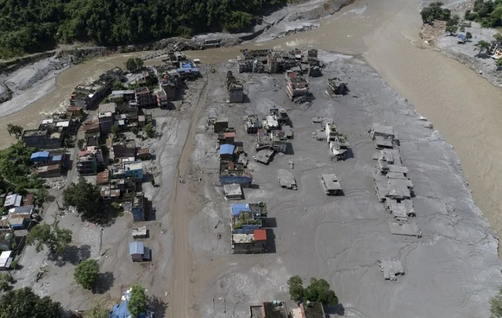 Nepal eleva a 669 los fallecidos por la riada mientras China cierra la represa natural
