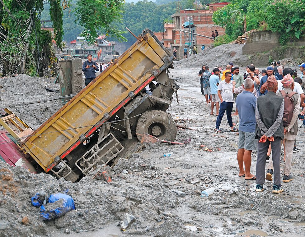 Nepal: Rescatan con vida  a una niña tras 60 horas 