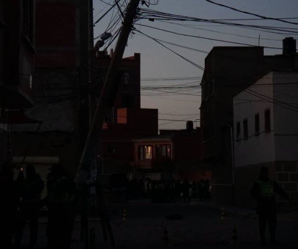 Delapaz trabaja para restablecer servicio de electricidad en varias zonas de Viacha