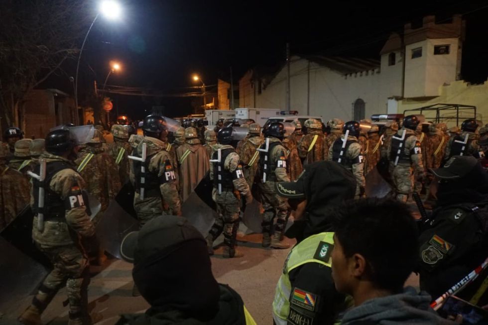 Viacha: Buscan a 14 uniformados que no fueron localizados tras explosiones