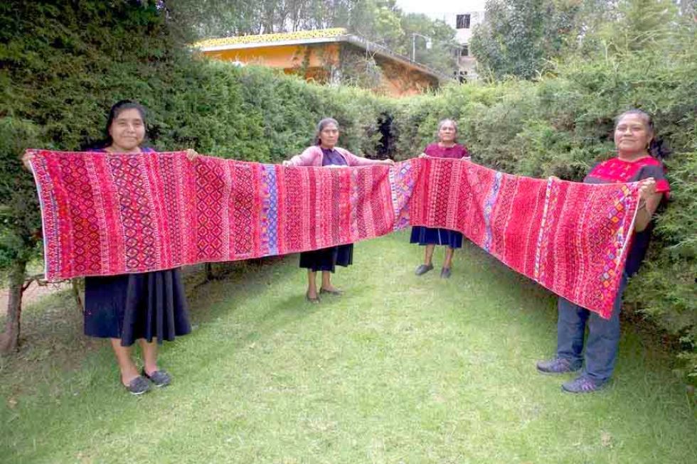 Artesanas tsotsiles mexicanas buscan defender tejidos de las grandes marcas