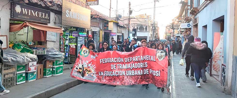 Potosí: Maestros urbanos marchan por pliego pese al Estado de Excepción