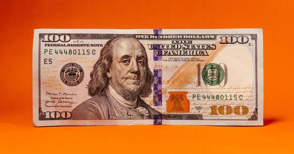 Nueva caída del dólar: Precios tardarán al menos un mes en reflejar el descenso, prevé analista