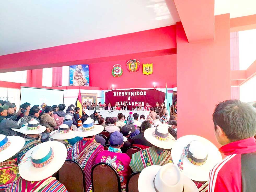 Ministro Zamora busca impulsar obras tras reunión con el norte de Potosí