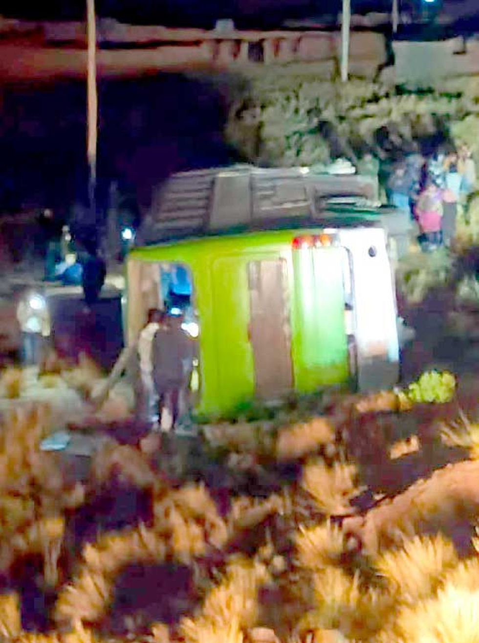 Vuelco de bus deja al menos 10 heridos